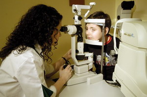 Medic oftalmolog si pacient copil